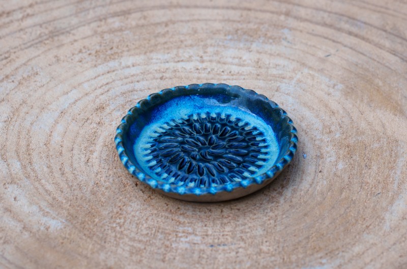 Gratte-ail en céramique bleu et gris