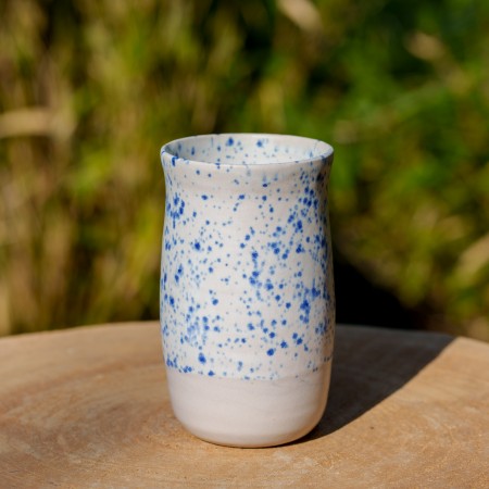 Vase blanc et bleu moucheté