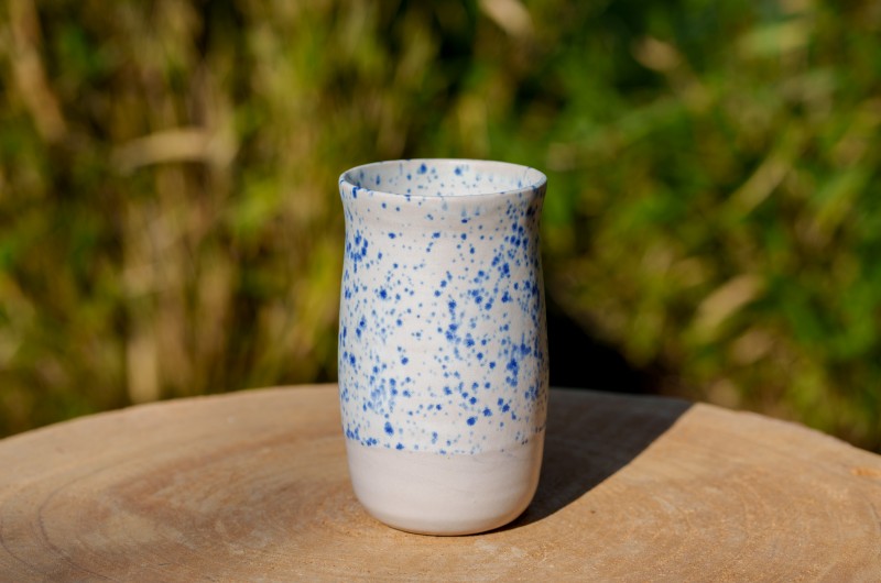 Vase blanc et bleu moucheté