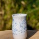 Vase blanc et bleu moucheté