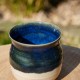 Vase blanc et bleu