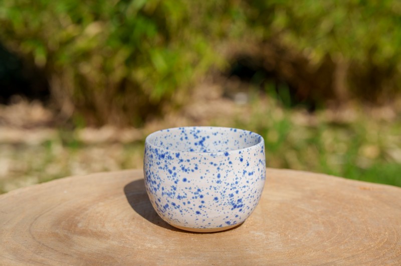 Pot blanc moucheté bleu