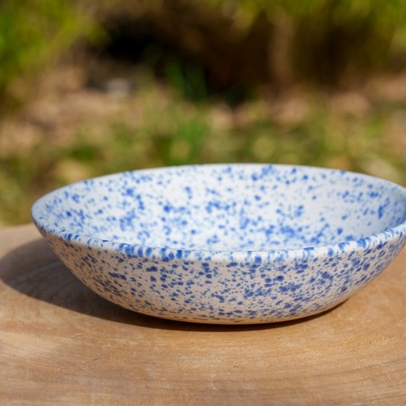 Assiette creuse blanche mouchetée bleue