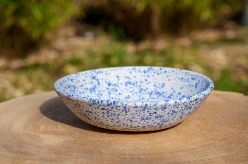 Assiette creuse blanche mouchetée bleue