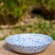 Assiette creuse blanche mouchetée bleue