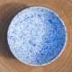 Assiette creuse blanche mouchetée bleue