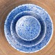 Assiette creuse blanche mouchetée bleue