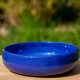 Bol à salade en céramique bleu avec gratte-ail intégré