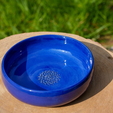 Bol à salade en céramique bleu avec gratte-ail intégré