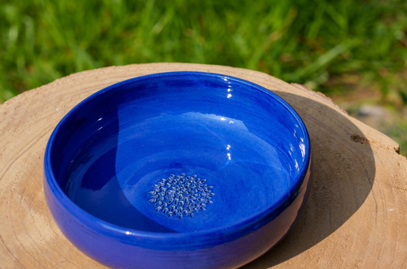 Bol à salade en céramique bleu avec gratte-ail intégré