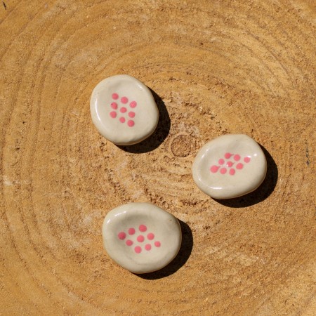 Worry Stone en céramique relief rose