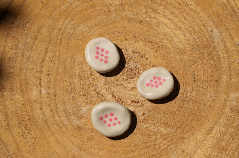 Worry Stone en céramique relief rose