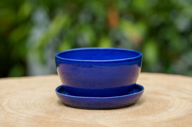 Cache-pot bleu avec soucoupe intégrée