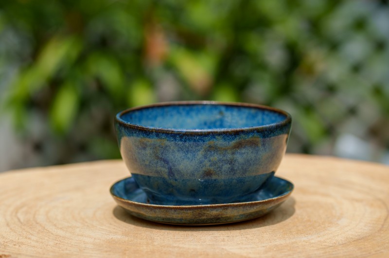 Cache-pot bleu avec soucoupe intégrée