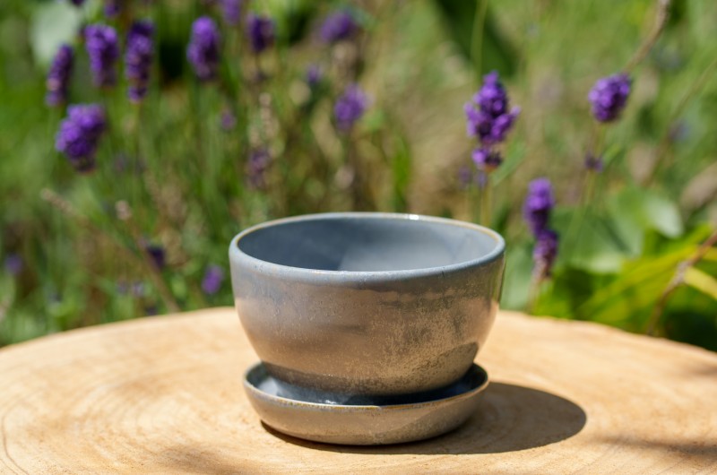 Cache-pot bleu avec soucoupe intégrée