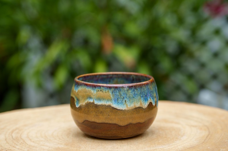 Pot boule brun et bleu