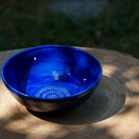 Bol à salade en céramique bleu avec gratte-ail intégré