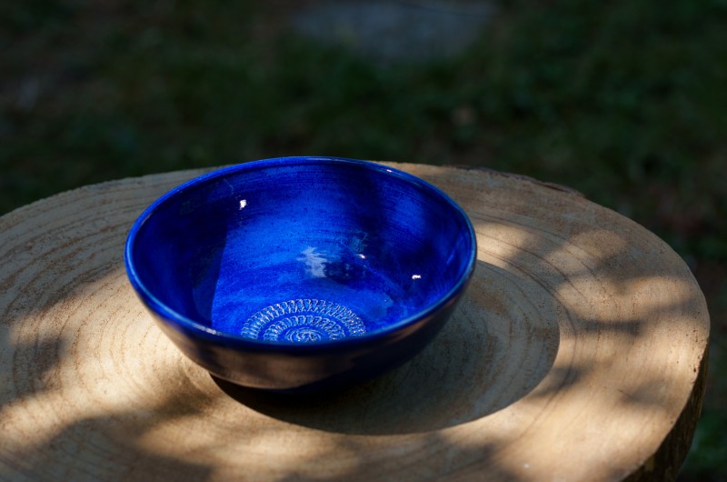 Bol à salade en céramique bleu avec gratte-ail intégré
