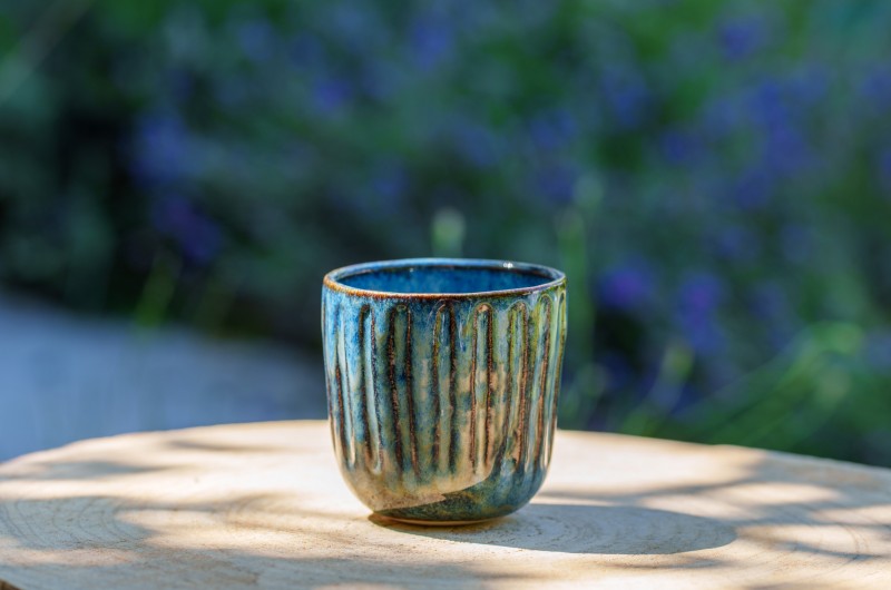 Tasse à rayures bleue