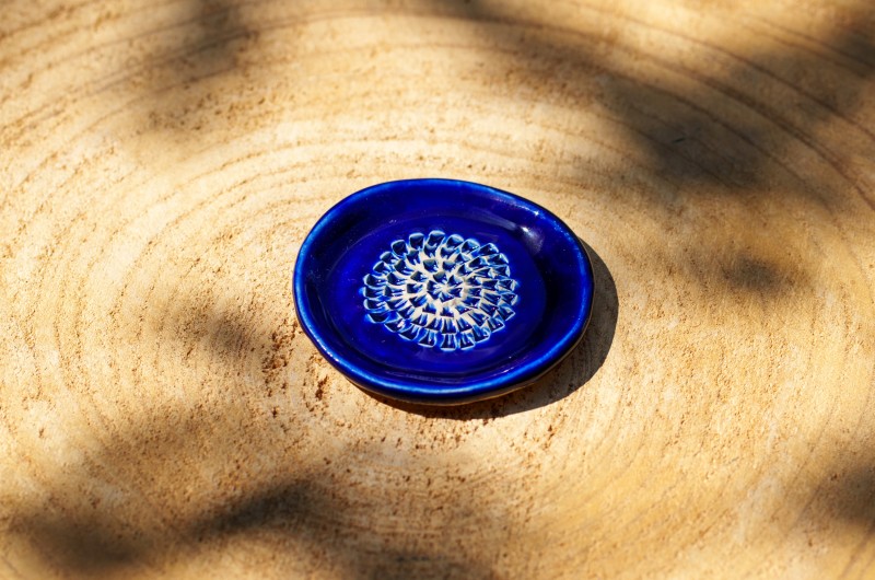 Gratte-ail en céramique bleu