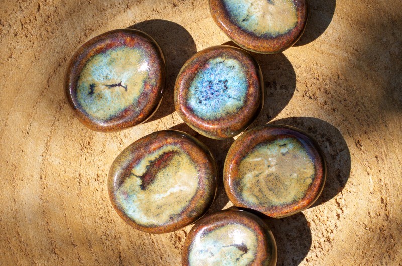 Worry Stone en céramique ocre et bleu