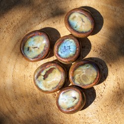 Worry Stone en céramique ocre et bleu