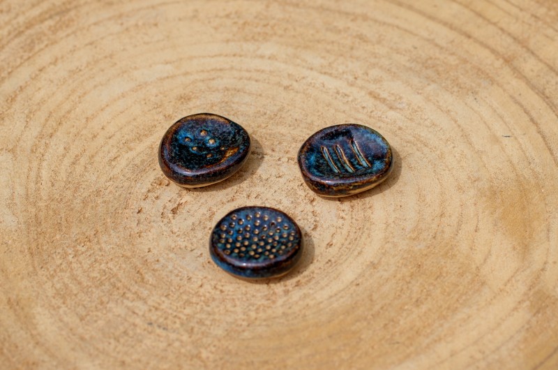 Worry Stone en céramique relief bleu