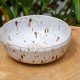 Bol à salade en céramique beige avec gratte-ail intégré