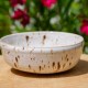 Bol à salade en céramique beige avec gratte-ail intégré
