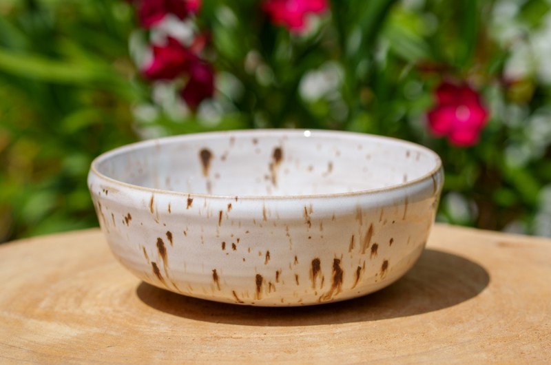 Bol à salade en céramique beige avec gratte-ail intégré