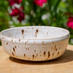 Bol à salade en céramique beige avec gratte-ail intégré