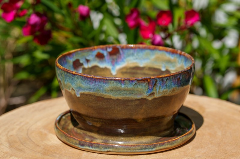 Grand cache-pot bleu et ocre avec soucoupe intégrée
