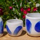 Vase blanc et bleu