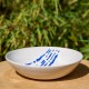 Assiette à pâtes bleue et blanche