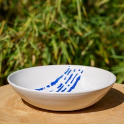 Assiette à pâtes bleue et blanche
