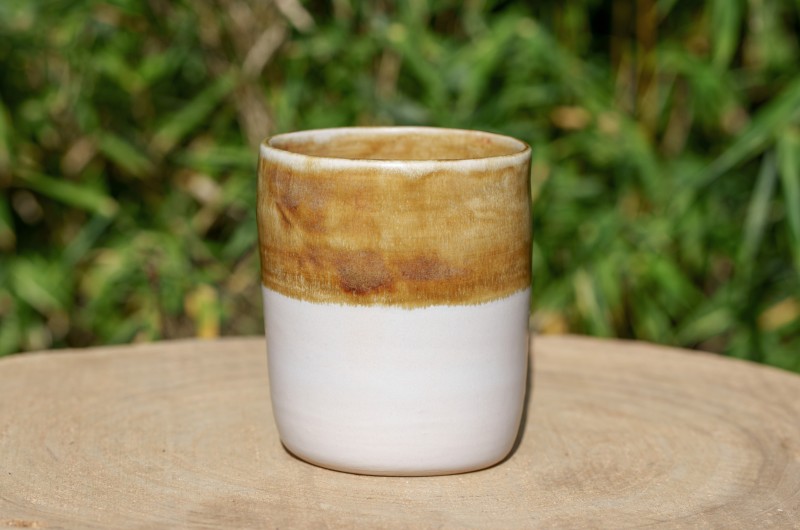 Pot ocre et blanc