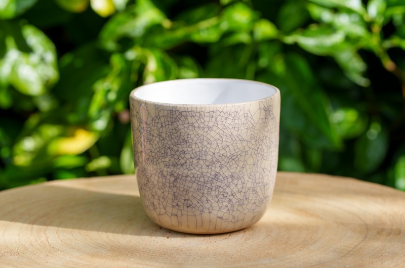 Cache-pot blanc et noir craquelé Imitation Raku