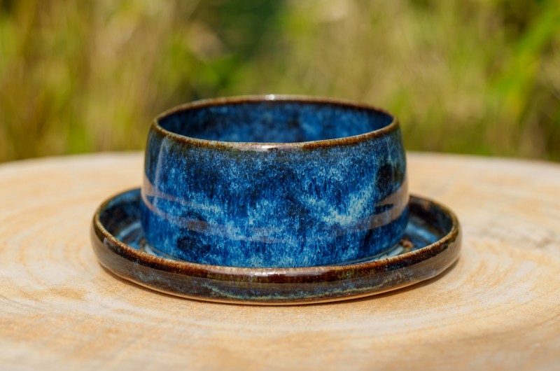 Cache-pot bleu avec soucoupe intégrée