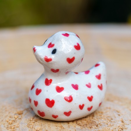 Canard en céramique Fait Main - Motif coeurs rouges