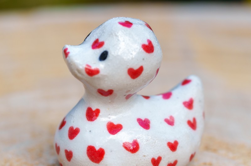 Canard en céramique Fait Main - Motif coeurs rouges