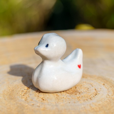 Canard en céramique Fait Main - Motif coeur rouge