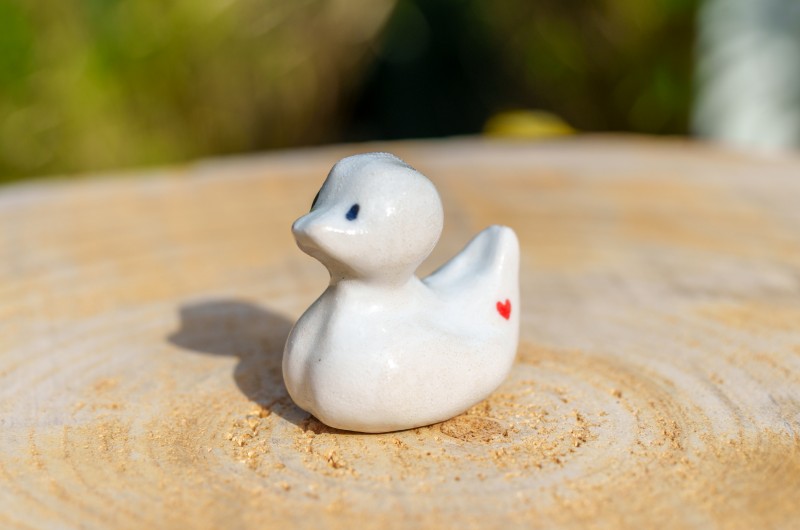 Canard en céramique Fait Main - Motif coeur rouge