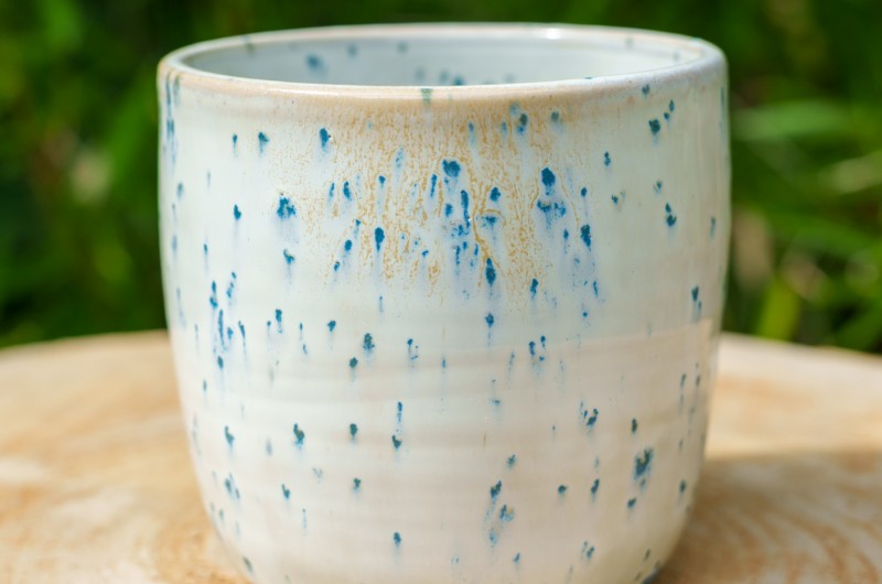 Pot blanc moucheté bleu