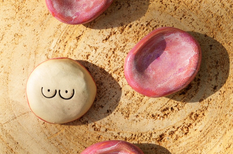Worry Stone Seins Rose en céramique