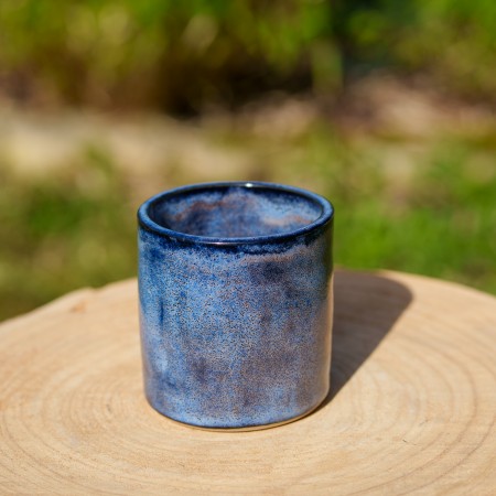 Pot cylindrique bleu aux reflets roses
