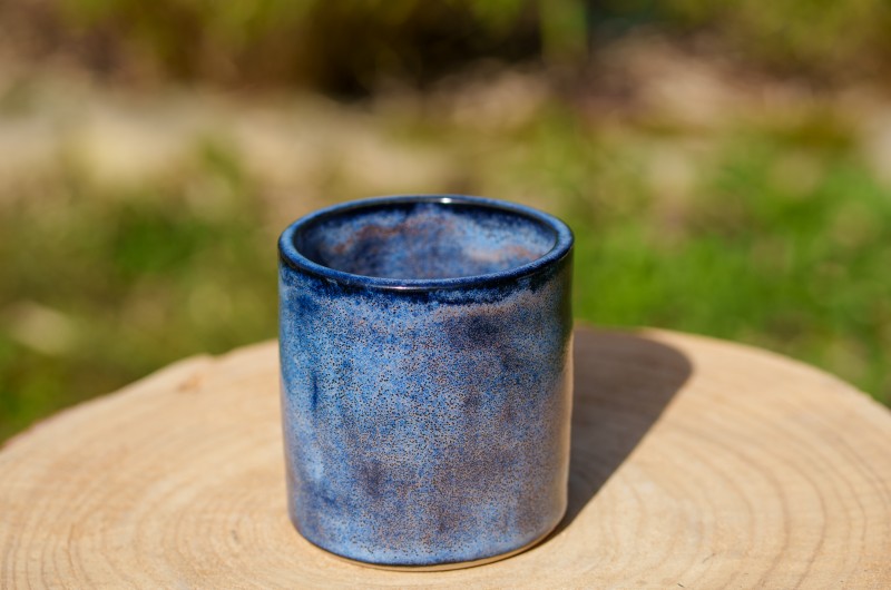 Pot cylindrique bleu aux reflets roses