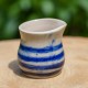 Crémier bleu et beige. Pot à lait