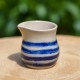 Crémier bleu et beige. Pot à lait