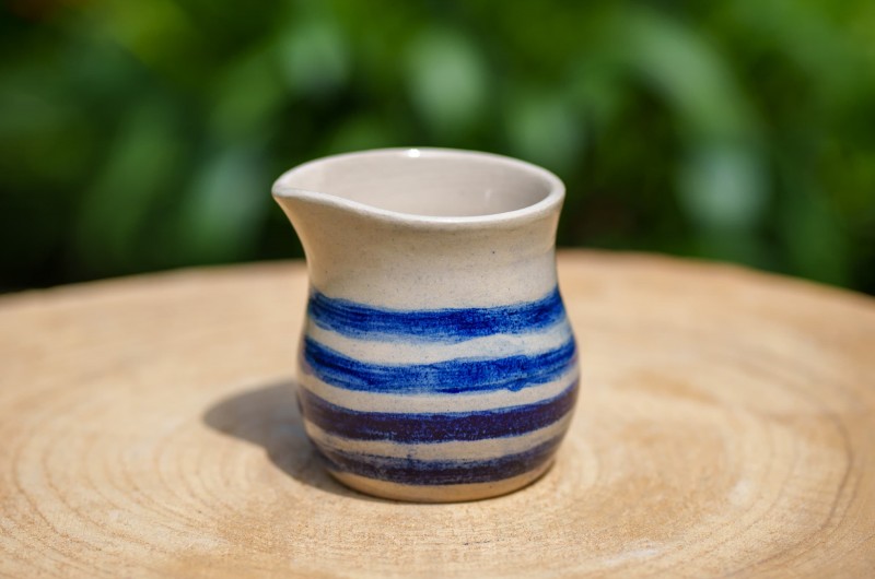 Crémier bleu et beige. Pot à lait